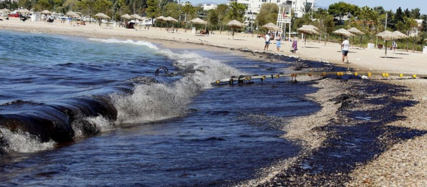 Μικροί και μεγάλοι αψηφούν τις προειδοποιήσεις και κολυμπούν σε παραλία του Αλίμου (φωτό βίντεο)